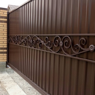 Кованые ворота откатные с наполнением профлистом 2500x1800