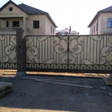 Откатные ворота кованые с калиткой 2200x1600